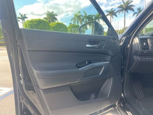 Used 2025 Nissan Pathfinder SL w/ Black Appearance Package image 20