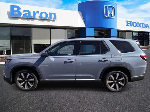 Used 2025 Honda Pilot Touring image 3
