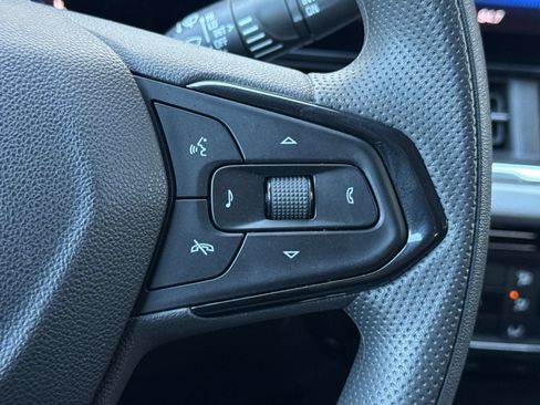 Used 2025 Chevrolet Trax LT FWD image 27