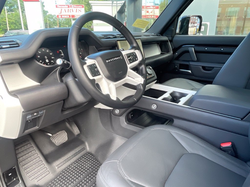 Used 2025 Land Rover Defender 130 X-Dynamic SE AWD/4WD image 10