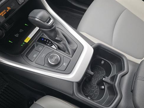 Used 2022 Toyota RAV4 XLE Premium image 24