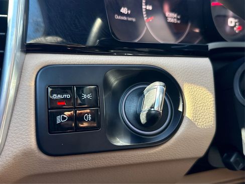 Used 2020 Porsche Cayenne Sport Utility 4D image 35