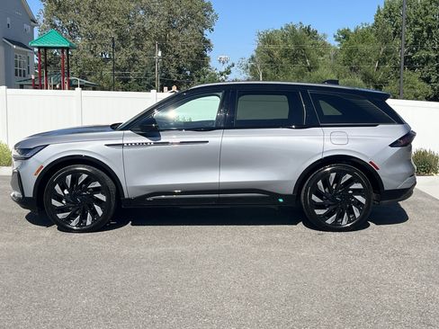 Used 2025 Lincoln Nautilus Reserve AWD/4WD image 3