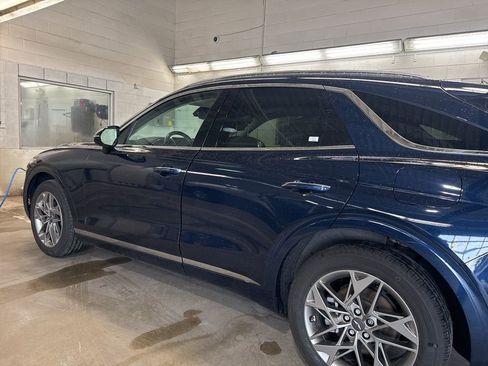 Used 2022 Genesis GV70 2.5T w/ Advanced Package image 4