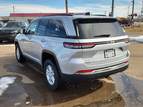 Used 2025 Jeep Grand Cherokee Laredo image 3