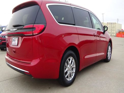 Certified 2025 Chrysler Pacifica Select FWD image 6