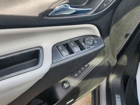 Used 2018 Chevrolet Equinox Premier image 11