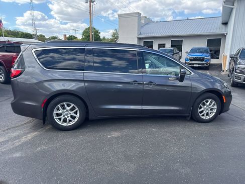 Used 2022 Chrysler Pacifica Touring-L FWD image 8