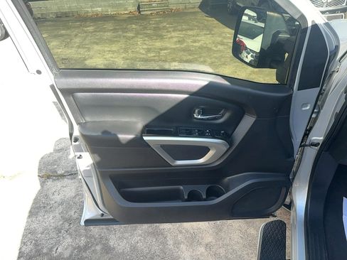 Used 2017 Nissan Titan SV image 12