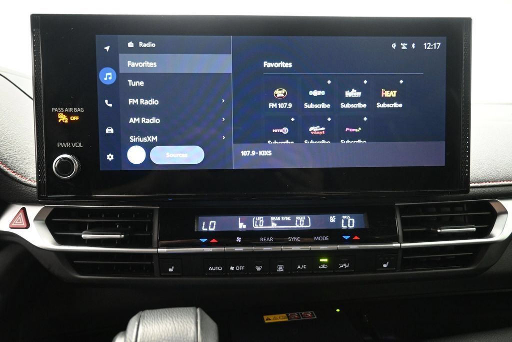 Used 2025 Toyota Sienna XSE w/ XSE Plus Package FWD image 8