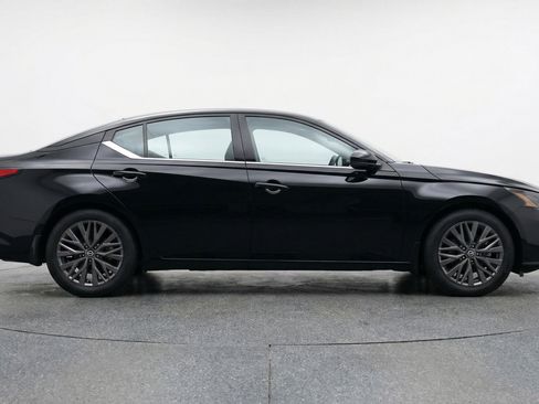 Used 2025 Nissan Altima 2.5 SV FWD image 11