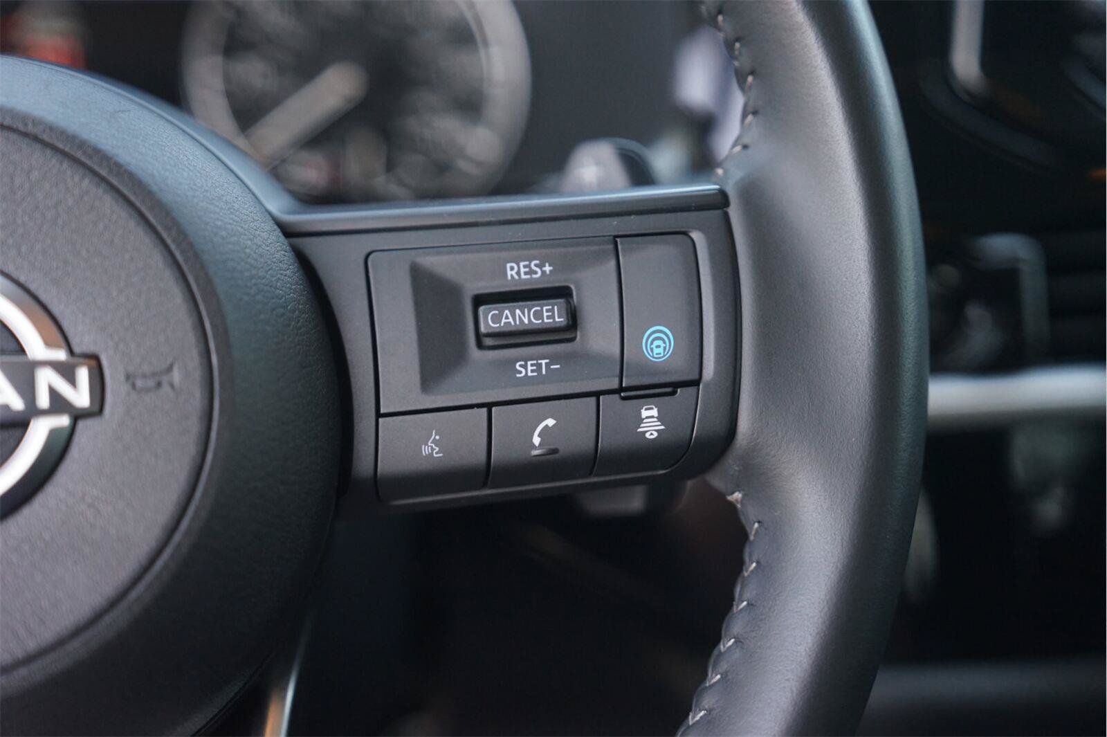 Used 2025 Nissan Pathfinder SV FWD image 25