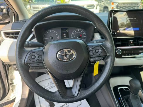 Used 2025 Toyota Corolla LE FWD image 5
