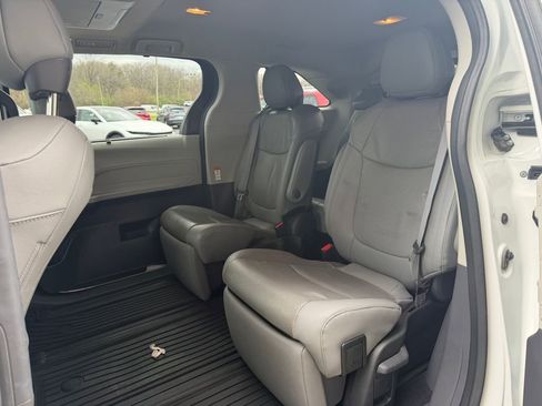 Used 2023 Toyota Sienna Limited image 8