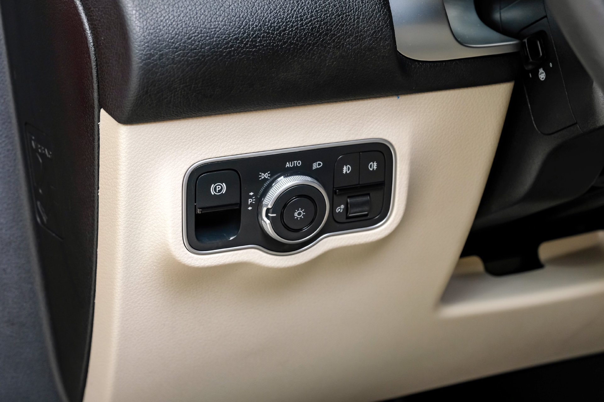 Used 2026 Mercedes-Benz GLB 250 w/ Exclusive Package image 30