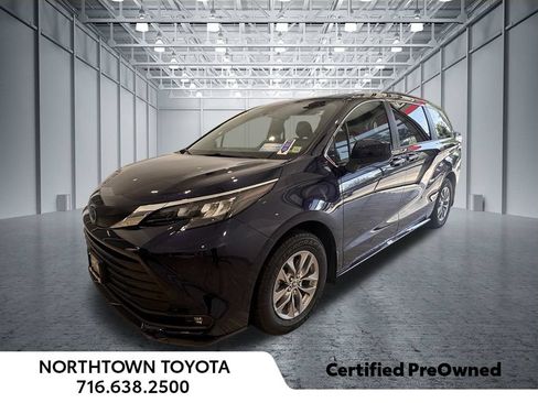 Used 2025 Toyota Sienna XLE AWD/4WD image 1