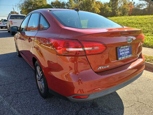 Used 2018 Ford Focus SE w/ SE Appearance Package image 4