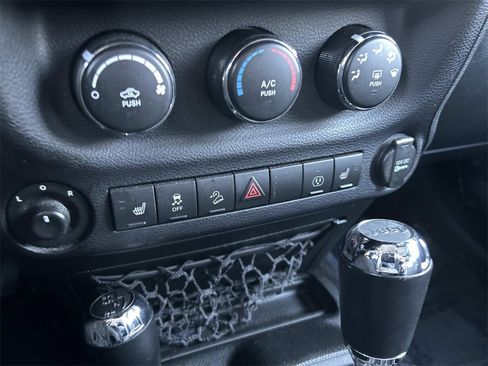 Used 2017 Jeep Wrangler Unlimited Sahara image 29