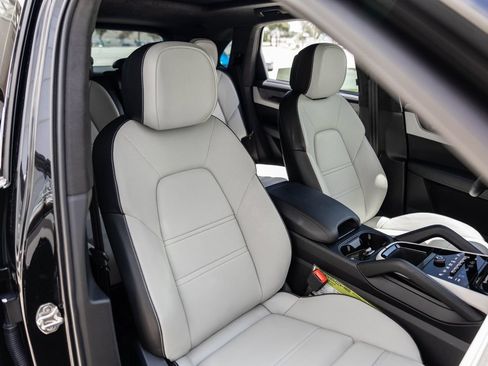 Used 2025 Porsche Cayenne Turbo AWD/4WD image 44