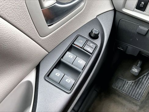 Used 2018 Toyota Sienna LE image 32