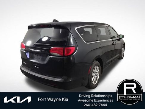 Used 2017 Chrysler Pacifica LX FWD image 6