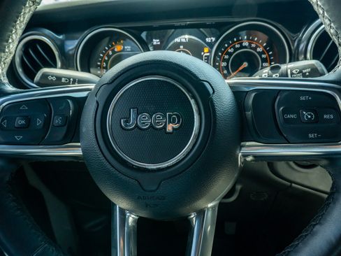 Used 2022 Jeep Wrangler Unlimited Sahara AWD/4WD image 29