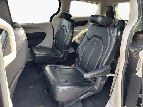 Used 2024 Chrysler Pacifica Touring-L image 26