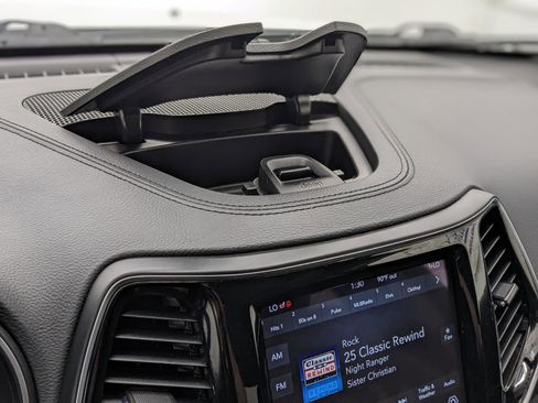 Used 2022 Jeep Cherokee Limited image 16