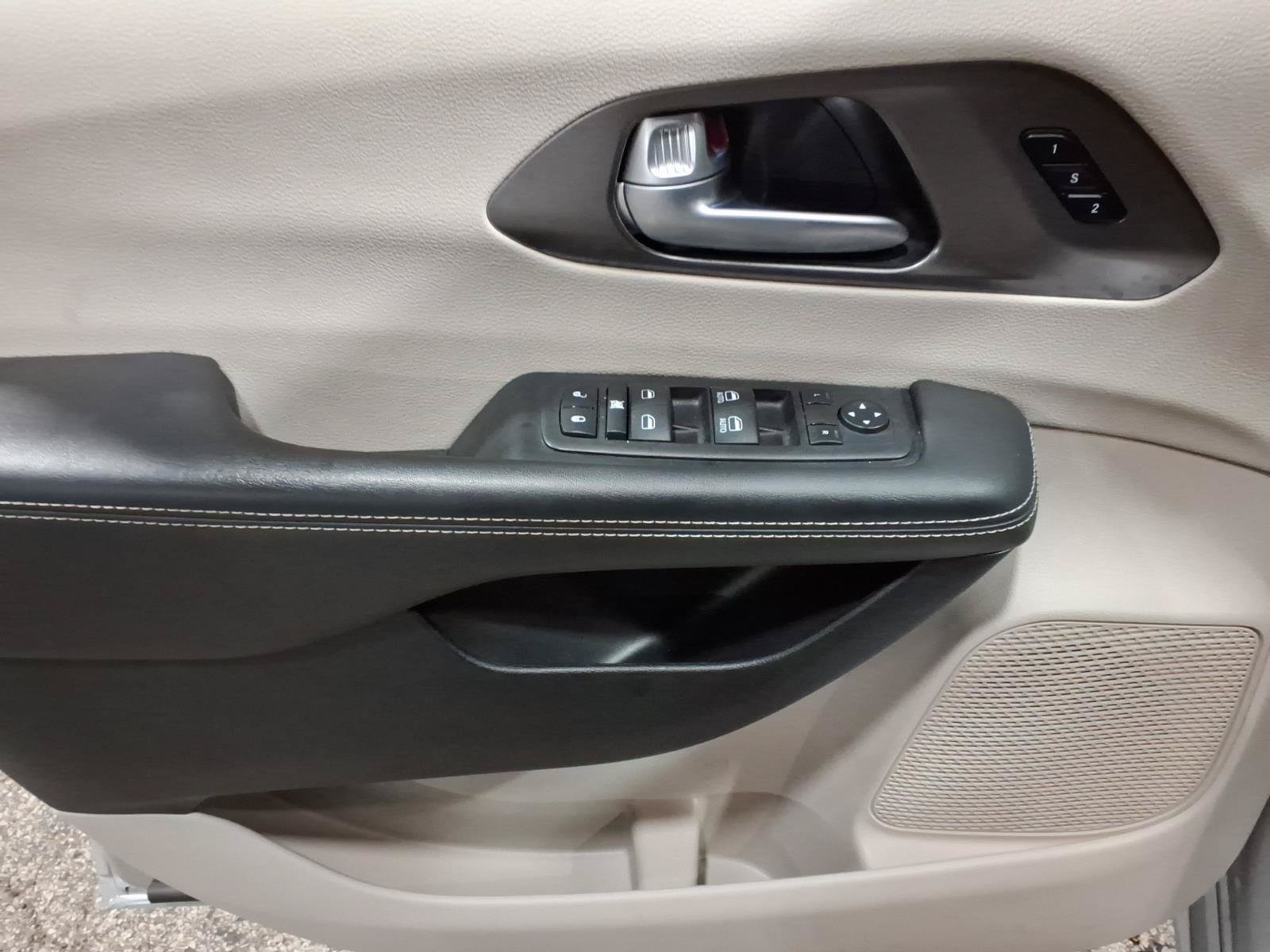 Used 2024 Chrysler Pacifica Touring-L FWD image 9
