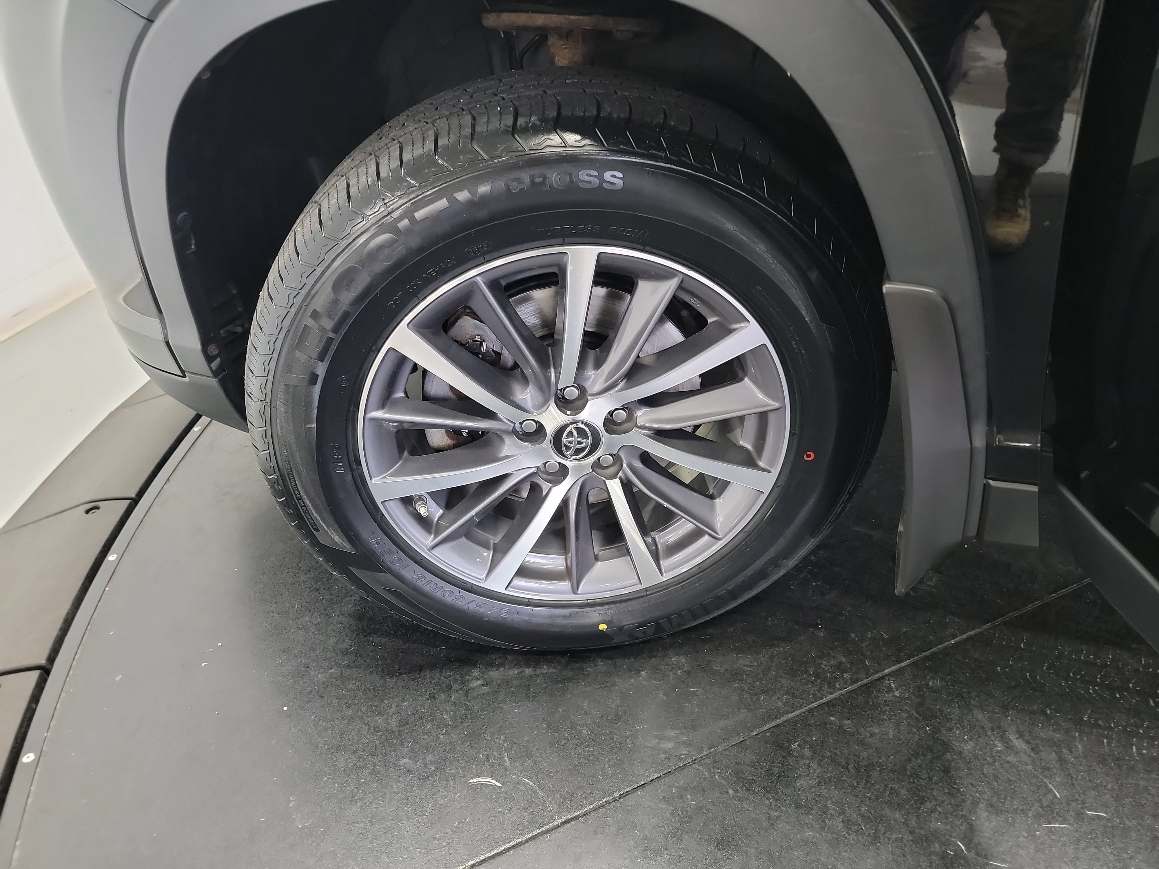Used 2019 Toyota Highlander XLE w/ Carpet Mat Package (TMS) AWD/4WD image 30