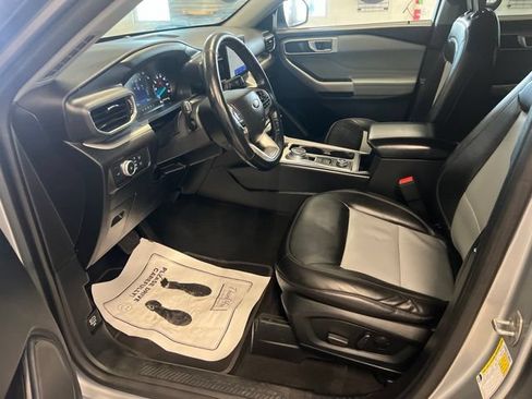 Used 2022 Ford Explorer XLT w/ Equipment Group 202A AWD/4WD image 27