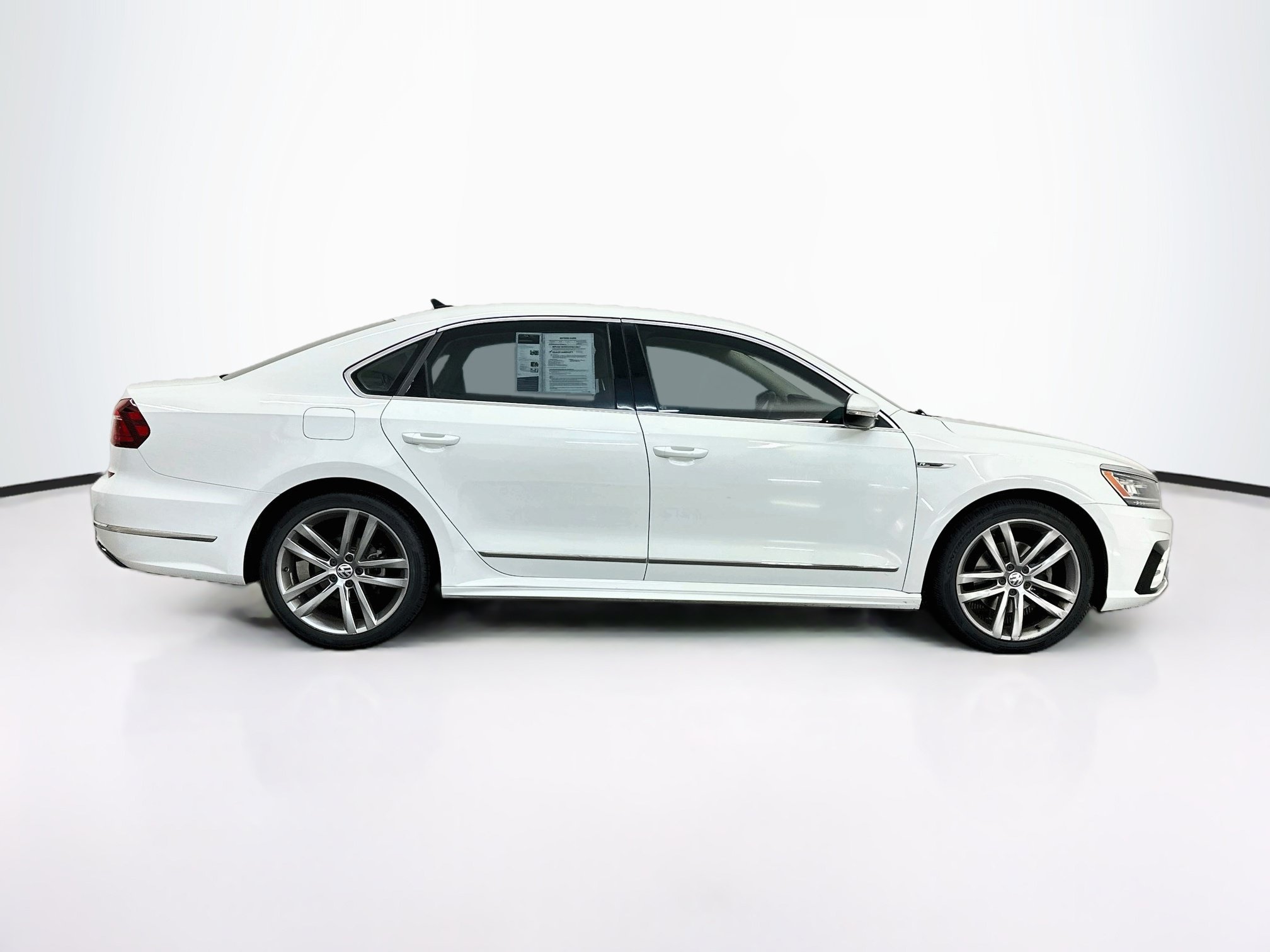 Used 2017 Volkswagen Passat 1.8T R-Line w/ R-Line Lighting Package FWD image 10