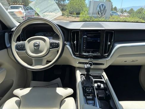 Used 2019 Volvo XC60 T5 Momentum w/ Multimedia Package AWD/4WD image 19