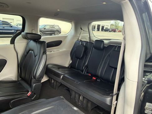 Used 2023 Chrysler Pacifica Touring-L FWD image 17