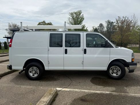 Used 2018 Chevrolet Express 2500 w/ Driver Convenience Package RWD image 4
