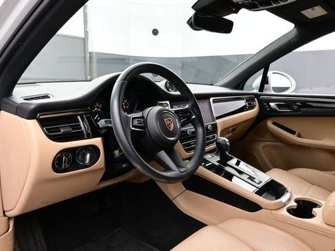 Certified 2023 Porsche Macan AWD/4WD image 4