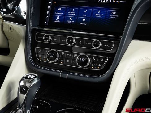 Used 2021 Bentley Bentayga AWD/4WD image 29