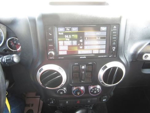 Used 2017 Jeep Wrangler Unlimited Sahara w/ Connectivity Group AWD/4WD image 18
