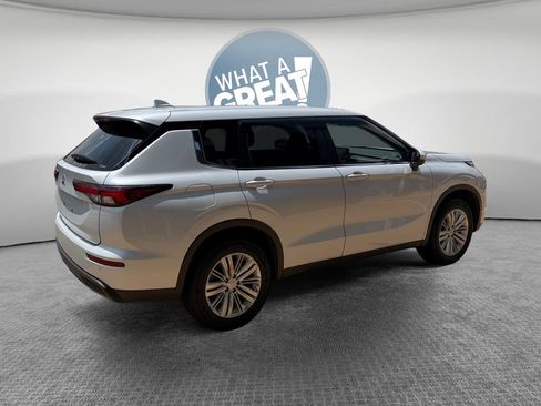 Used 2024 Mitsubishi Outlander ES AWD/4WD image 3