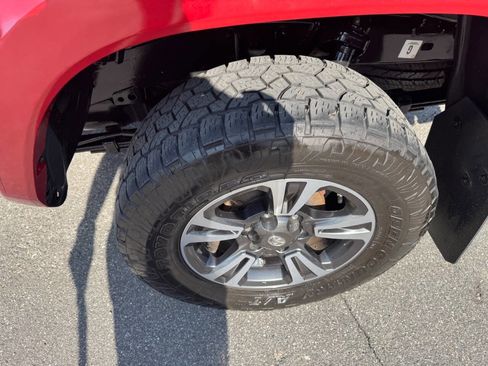 Used 2019 Toyota Tacoma TRD Sport image 12