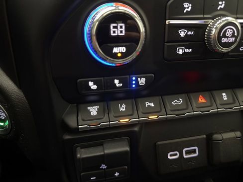 Used 2021 GMC Sierra 2500 AT4 w/ AT4 Premium Plus Package AWD/4WD image 47