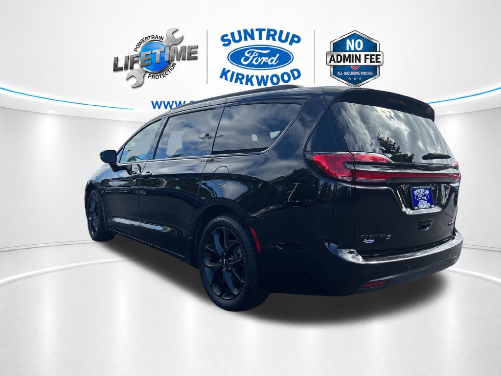 Used 2025 Chrysler Pacifica Limited FWD image 3