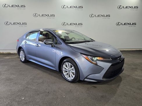 Used 2023 Toyota Corolla LE image 3