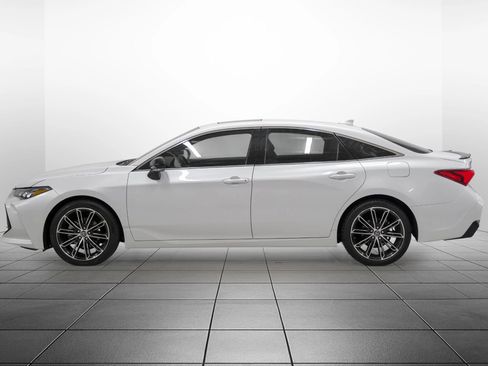 Used 2019 Toyota Avalon XSE image 12