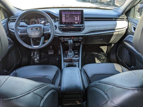 Used 2023 Jeep Compass Latitude image 17