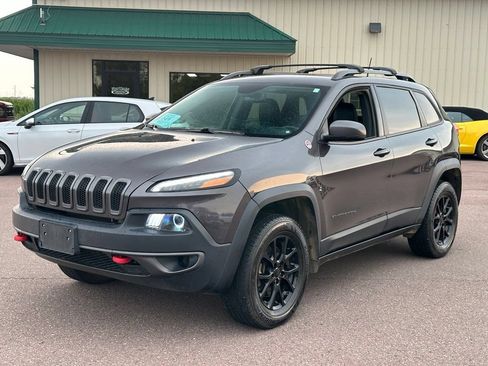 Used 2018 Jeep Cherokee Trailhawk AWD/4WD image 4