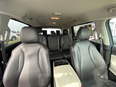 Used 2024 Kia Carnival EX FWD image 32