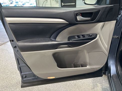 Used 2019 Toyota Highlander XLE image 12