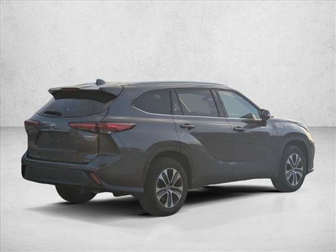 Used 2022 Toyota Highlander XLE FWD image 5