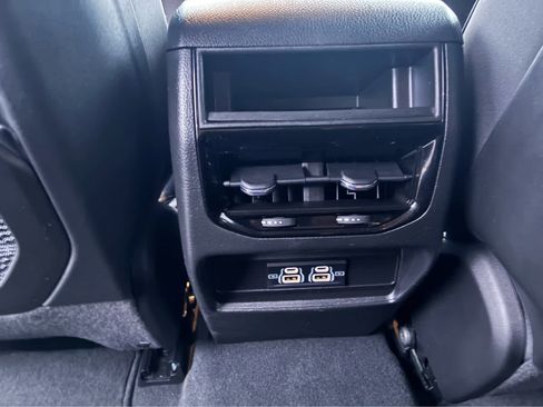 Used 2024 Jeep Grand Cherokee Laredo image 15